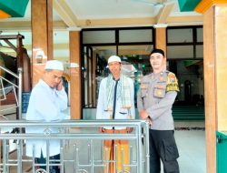 Polrestabes Surabaya Gelar Cangkrukan Kamtibmas dan Sholat Berjamaah untuk jaga Kondusivitas Jelang Pilwali/Pilkada 2024