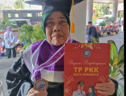 Siti Aminah Banjir Ucapan Dari Putra Putrinya Setelah Lulus Lansia Tangguh dan Diwisuda Oleh Wali Kota 