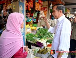 Kunjungi Pasar Dukuh Kupang, Presiden Jokowi Cek Harga dan Interaksi dengan Warga