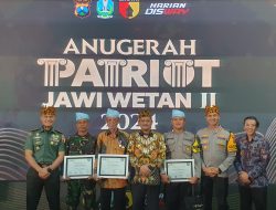 Pak Bhabin Polres Jember dan Tiga Pilar Desa Pontang Raih Anugerah Patriot Jawi Wetan II