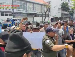 Aksi Demo Jurnalis Surabaya Terkait Diskriminasi Informasi oleh Kasi Humas Polrestabes Surabaya