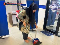 Giat Bersih-Bersih Lingkungan Kantor, Personel Satpas Colombo Surabaya Berikan Keindahan dan Kenyamanan Pemohon SIM