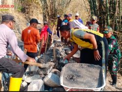 Sinergitas Polres Ponorogo bersama TNI dan Warga Bersihkan Lingkungan Cegah Banjir