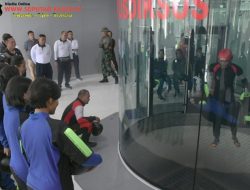 Dankodiklatal Tinjau Latihan Terjun Free Fall di Sky Diving Simulator Pusdiksus
