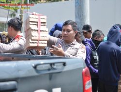 Humanis, Polisi Berbagi Nasi Kotak untuk Peserta Unras Sarbumusi Situbondo
