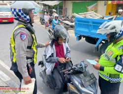 Gelar Ops Zebra Semeru 2024, Satlantas Polrestabes Surabaya Tindak Pelanggar Kasat Mata juga Berikan Edukasi Tertib Berlalu Lintas