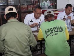 Sinergi Lapas dan Masyarakat, Kakanwil Ditjenpas Jatim Ajak Makan Bareng dan Serahkan Bansos di Sekitar Lapas I Madiun