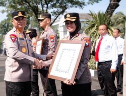 Kapolrestabes Surabaya Beri Penghargaan Anggota dan Warga Berprestasi Jelang Idul Fitri