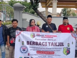 Ramadan Penuh Kepedulian, Media Jurnal Peristiwa Bersama Rekan Media Tebar Takjil di Surabaya