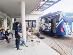 Diserbu Sejak Pagi, Layanan SIM Keliling di Superindo Greenland Gresik Dipadati Antrean Warga