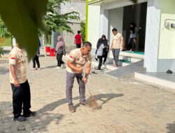Lapas Narkotika Pamekasan Bersih-Bersih Masjid Kemenag, Wujud Nyata Kepedulian di Hari Bakti Pemasyarakatan ke-62