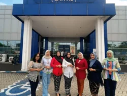 Semangat Kartini di Satpas Colombo, Polwan Berkebaya Tebar Pelayanan Humanis