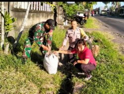 Wujudkan Lingkungan Asri, Babinsa Bersama Aparat Kelurahan Tegalcangkring Sisir Sampah Plastik