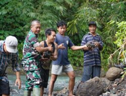 Dandim Jembrana Letkol Inf Sy Gafur Thalib Apresiasi Aksi Heroik Warga Yeh Embang Kauh Angkut Batu di Sungai Demi Jembatan Garuda