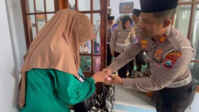 Jumat Berkah Polres Bangkalan, Polantas Hadir Humanis dan Dekat dengan Masyarakat