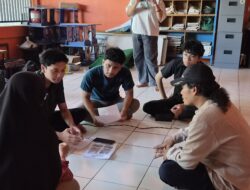 Mengusung Semangat Gotong Royong, Mahasiswa ITS Observasi UMKM Gading RW 06 di Hari Lahir Pancasila