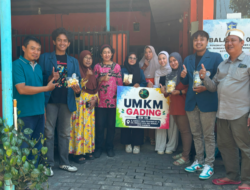 Mahasiswa Unair Turun Langsung ke UMKM Gading Rungkut Kidul, Kupas Strategi Sukses Produk Olahan Lele hingga Tembus Pasar