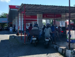 Antisipasi Antrean Bio Solar di SPBU, Satlantas Polrestabes Surabaya Patroli Rutin Setiap Satu Jam