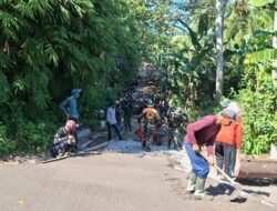 Perkokoh Ketahanan Wilayah, Kodim 1617/Jembrana Gelar Karya Bakti Bangun Jalan Rabat Beton di Desa Ekasari