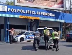 Satlantas Polres Batu Bantu Dorong Mobil Mogok, Cegah Kemacetan di Simpang Tiga Pendem
