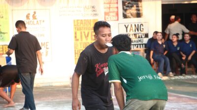 Semangat Juang dalam Nuansa Kemerdekaan, Warga Binaan Lapas Kelas I Madiun Adu Kekompakan dalam Lomba Estafet Tepung dan Paku dalam Botol