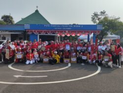 Tak Sekadar Lomba, Satpas Colombo Surabaya Bagikan Bendera Merah Putih kepada Masyarakat