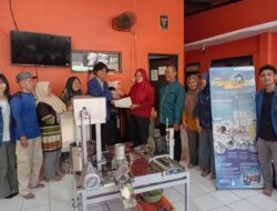 UMKM Gading RW 06 Rungkut Kidul Dapat Bantuan Alat Filet Ikan Lele dari ITS