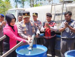 Di Tengah Kekeringan, Polres Bangkalan Hadir Membawa Harapan dengan 48.000 Liter Air Bersih