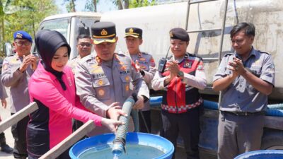 Di Tengah Kekeringan, Polres Bangkalan Hadir Membawa Harapan dengan 48.000 Liter Air Bersih